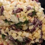 Быстрый салат с фасолью и крабовыми палочками