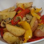 Картофель с овощами и грибами в мультиварке