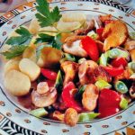 Гуляш с грибами и овощами